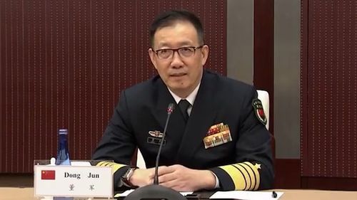 网友在德国拍到中国防长董军